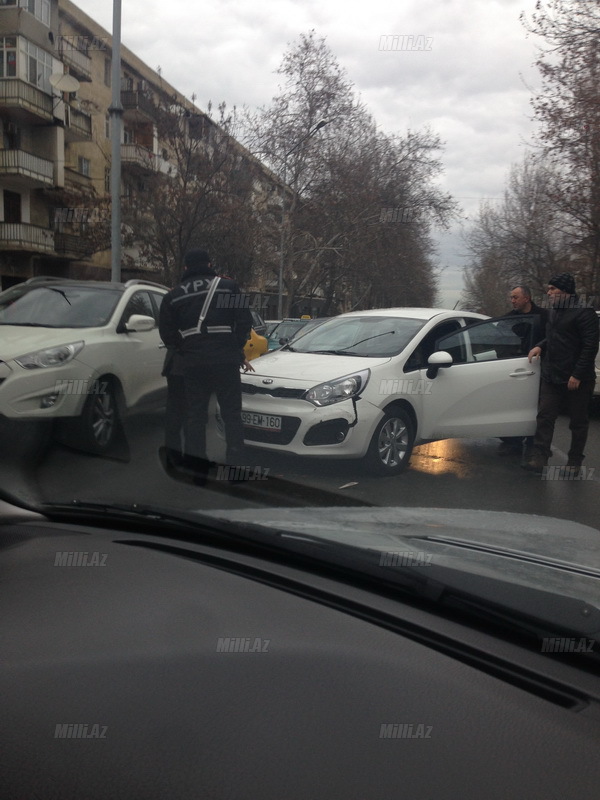 Bakıda bir məkanda iki qəza tıxac yaratdı - VİDEO - FOTO