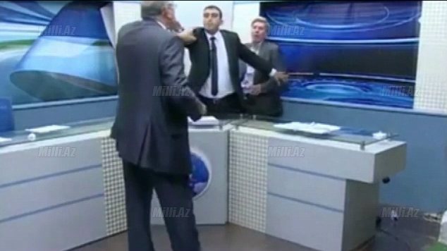 Canlı yayımda dava: "Bura gəl, şərəfsiz köpəkoğlu!" - VİDEO - FOTO