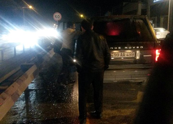Sürücünü arvadının yanında yumruqladı, Bakı-Sumqayıt yolunu bağladı, sonra da çıxıb getdi... - FOTO