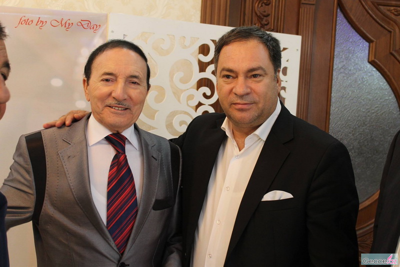 Ad günündə hönkür-hönkür ağlayan müğənniyə brilyant bağışladılar - FOTOSESSİYA