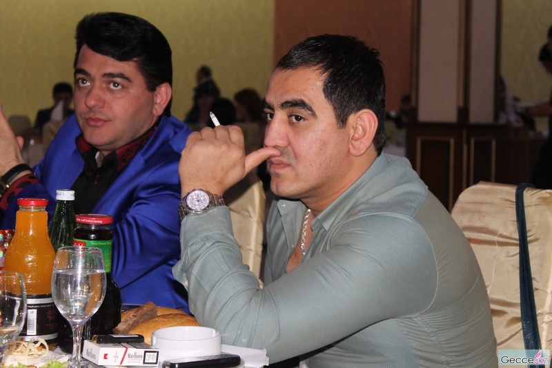 Ad günündə hönkür-hönkür ağlayan müğənniyə brilyant bağışladılar - FOTOSESSİYA