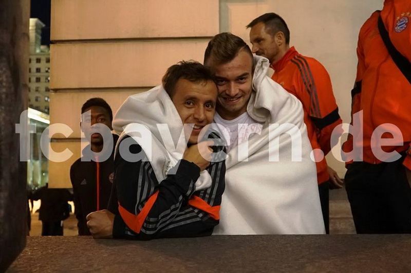 "Bavariya"lı futbolçular ədyala bürünüb küçəyə çıxdılar - FOTO