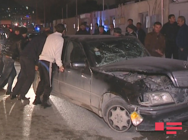 "KamAZ" "Mercedes"i əzdi, sonra evə girdi - FOTO