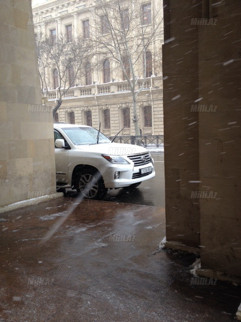 Bakı meri işə "cip"lə gəldi - FOTO