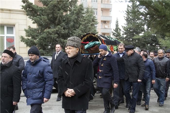 Çingiz Mustafayevin anası son mənzilə yola salındı - FOTO