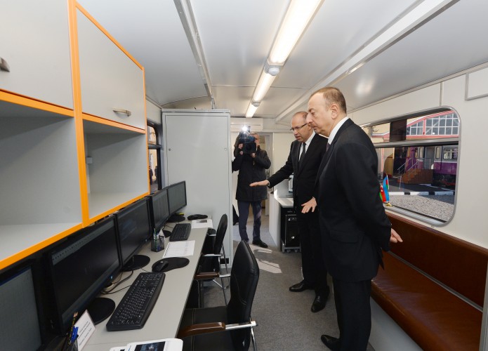 Prezident İlham Əliyev paytaxta gətirilən yeni metro qatarlarında yaradılan şəraitlə tanış oldu - FOTO