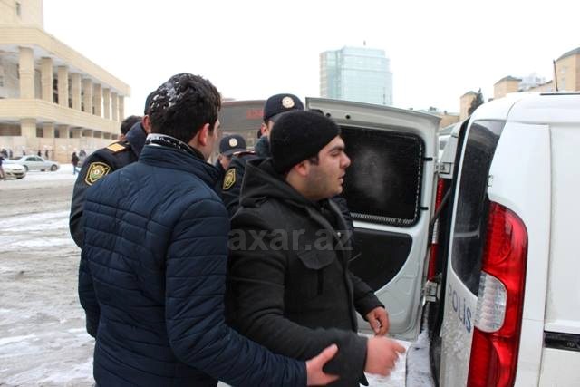 Bakıda qartopu şillə-təpiyə keçdi: tutulanlar var - FOTO