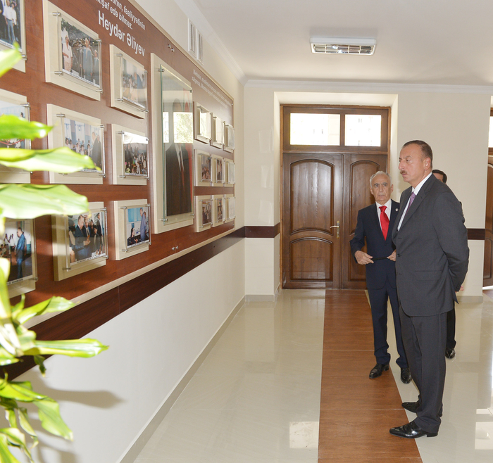 Prezident İlham Əliyev Binəqədi rayonundakı 115 nömrəli tam orta məktəbdə əsaslı təmir və yenidənqurma işlərindən sonrakı vəziyyətlə tanış olub - FOTO