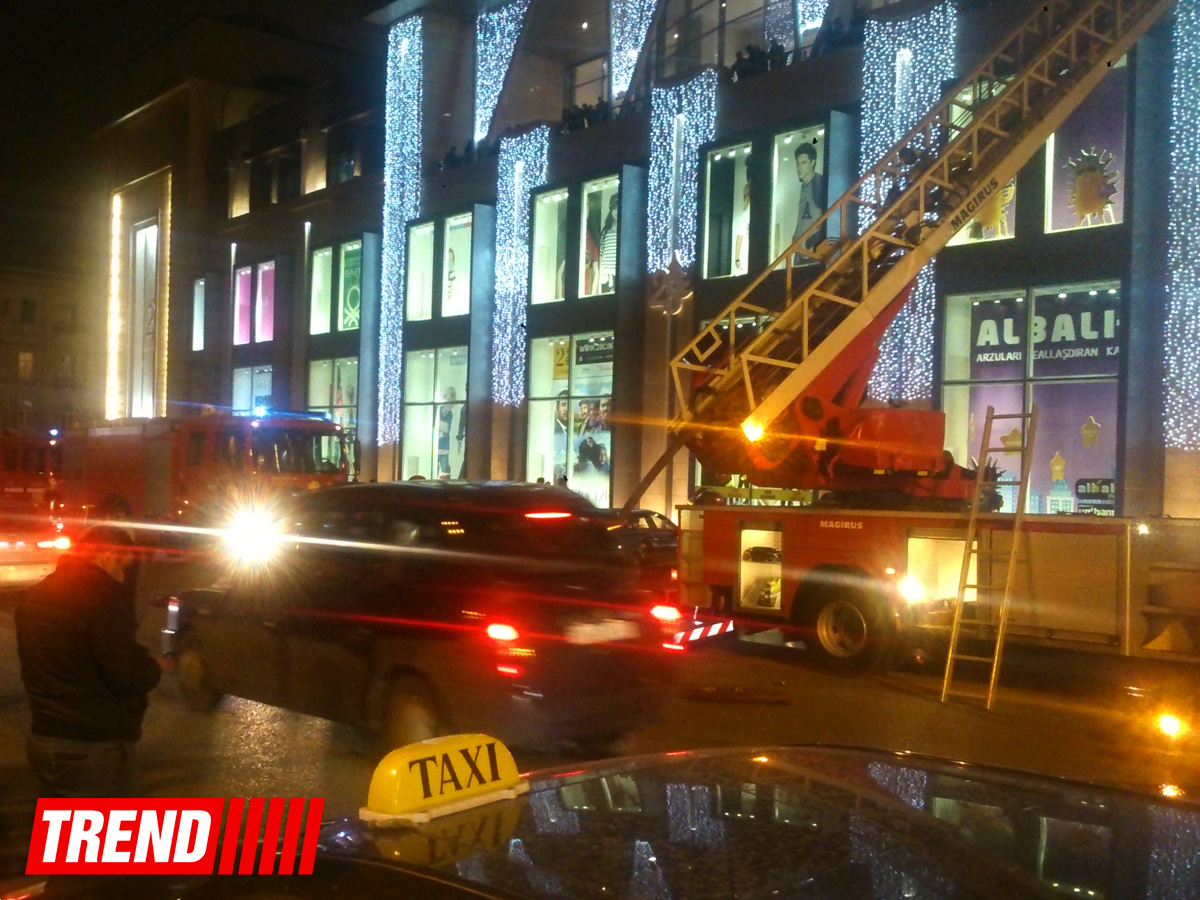 Bakıda "28 Mall" ticarət mərkəzində yanğın baş verib - YENİLƏNİB - VİDEO - FOTO