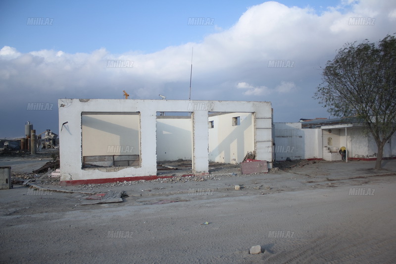 Bakıda böyük prospektin ətrafı sökülür - FOTO