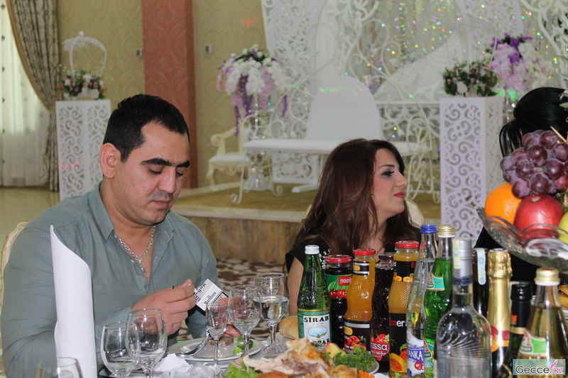 Ad günündə hönkür-hönkür ağlayan müğənniyə brilyant bağışladılar - FOTOSESSİYA