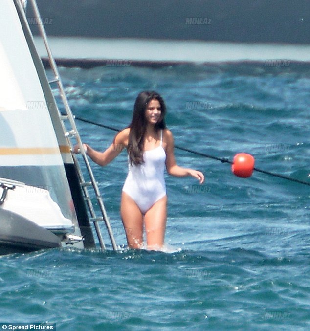 Selena Qomes lüks yaxtada - FOTOSESSİYA