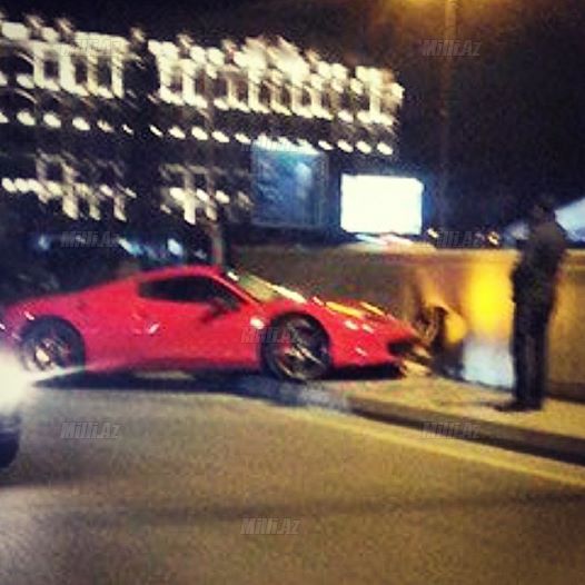 Bakıda "Ferrari" qəzaya düşdü - YENİLƏNİB - FOTO