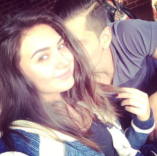 Azərbaycanlı teleaparıcının gənc oğlanla qeyri-adi pozada FOTOsu