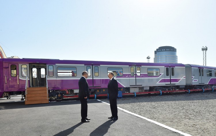 Prezident İlham Əliyev paytaxta gətirilən yeni metro qatarlarında yaradılan şəraitlə tanış oldu - FOTO