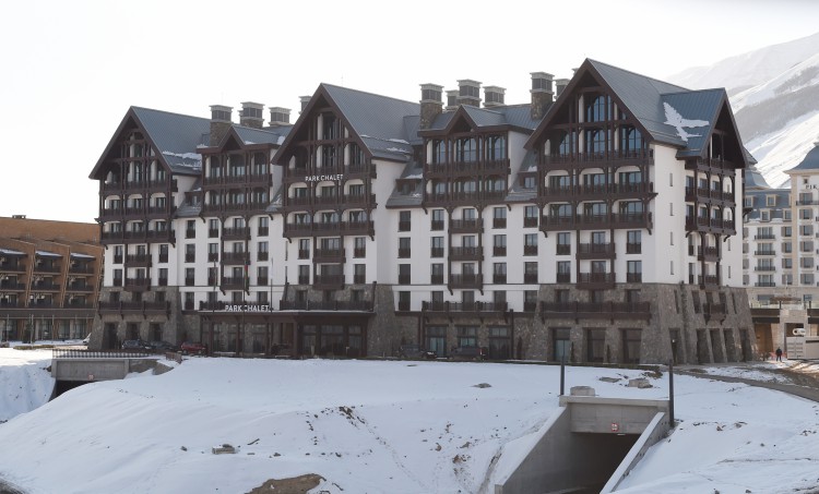 Prezident İlham Əliyev və xanımı Mehriban Əliyeva "Şahdağ" kompleksində "Park Chalet" oteli və 1 nömrəli kanat və xizək enişinin açılışında iştirak ediblər - YENİLƏNİB - FOTO