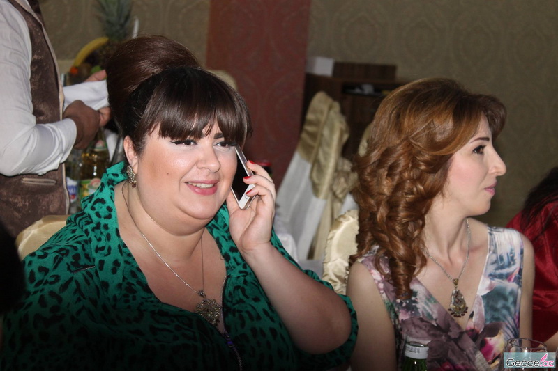 Ad günündə hönkür-hönkür ağlayan müğənniyə brilyant bağışladılar - FOTOSESSİYA