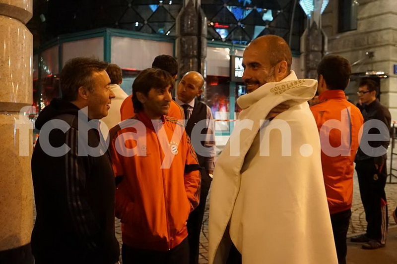 "Bavariya"lı futbolçular ədyala bürünüb küçəyə çıxdılar - FOTO