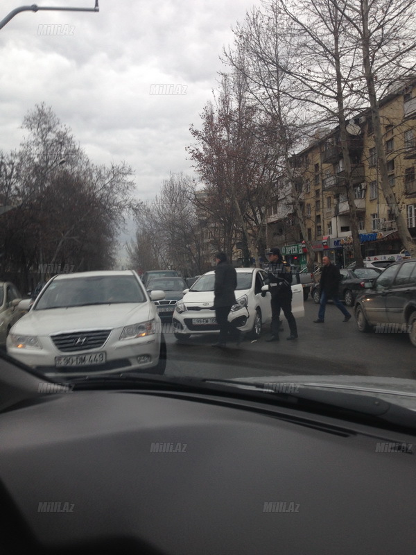 Bakıda bir məkanda iki qəza tıxac yaratdı - VİDEO - FOTO