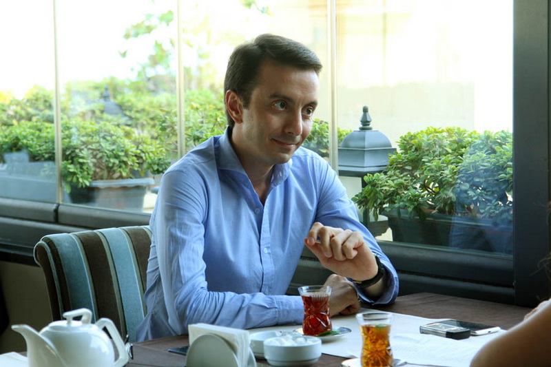 Teleaparıcı Ceyhun Əli: "Müasir kişilərdə sərtlik çatışmır" - FOTO