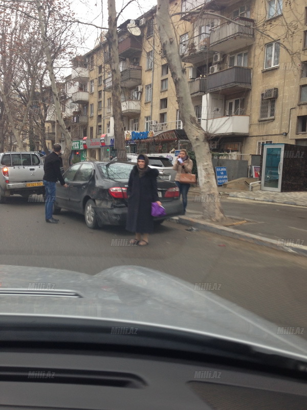 Bakıda bir məkanda iki qəza tıxac yaratdı - VİDEO - FOTO