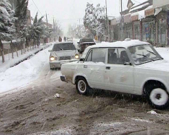 Lənkərana ilk qar yağdı, hərəkət dayandı - VİDEO - FOTO