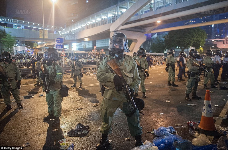Göz yaşları, zəhərli qaz, dəyənək və polis təpikləri - FOTO