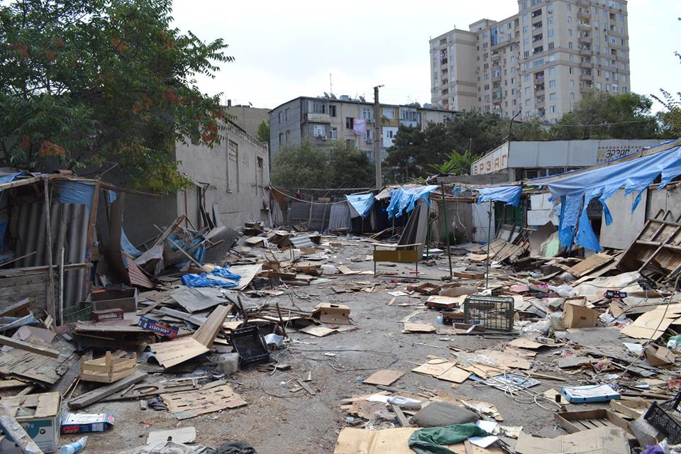 Bakıda məşhur bazar söküldü - FOTO