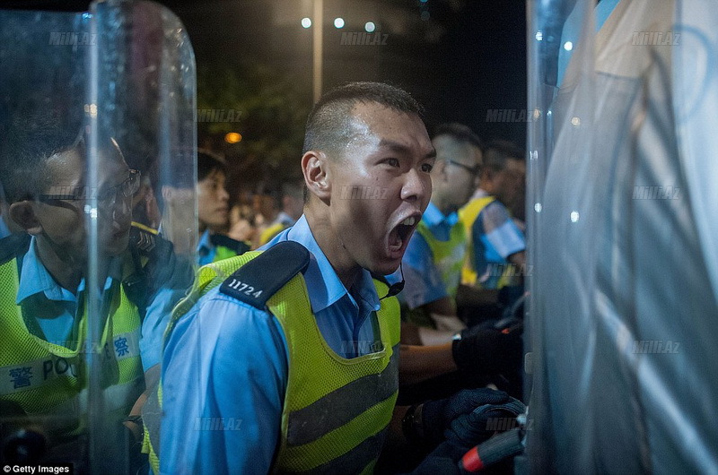 Göz yaşları, zəhərli qaz, dəyənək və polis təpikləri - FOTO