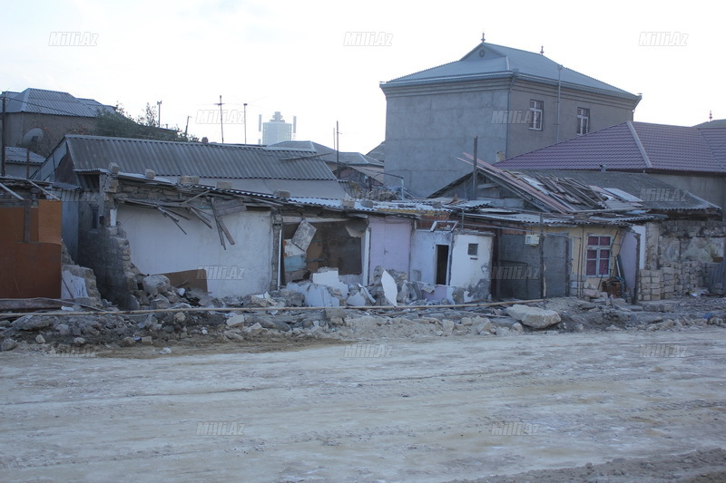 Bakıda böyük prospektin ətrafı sökülür - FOTO