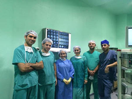 Riskli əməliyyatlara imza atan gənc həkim - FOTO