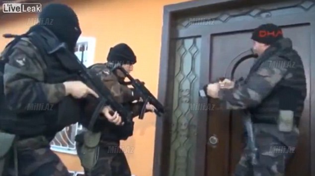 Türk polisi biabır oldu - VİDEO - FOTO