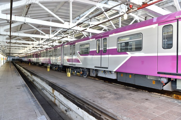 Prezident İlham Əliyev paytaxta gətirilən yeni metro qatarlarında yaradılan şəraitlə tanış oldu - FOTO