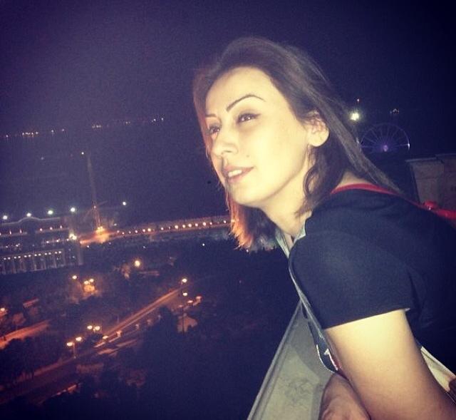 Roza Zərgərli qızı ilə gecə gəzintisində - FOTO
