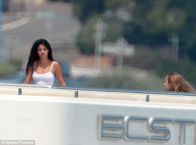 Selena Qomes lüks yaxtada - FOTOSESSİYA