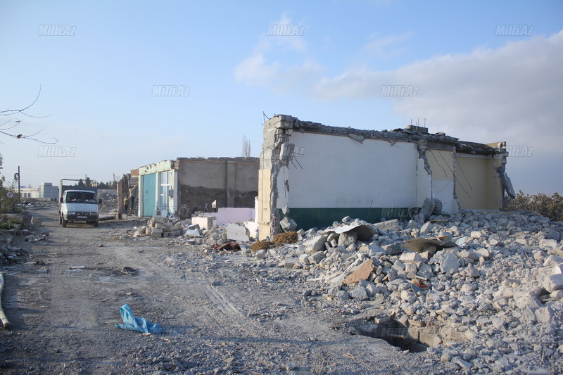 Bakıda böyük prospektin ətrafı sökülür - FOTO