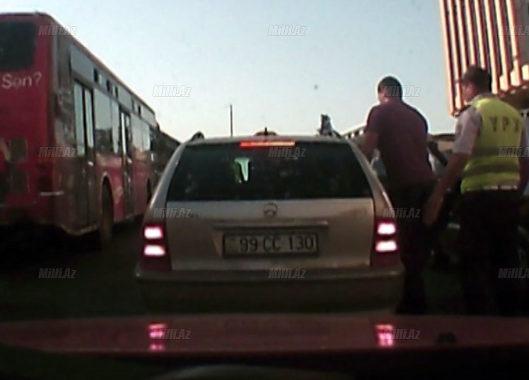 Bakıda qəzəbli yol polisi onu aldı, yerə çırpdı - VİDEO - FOTO