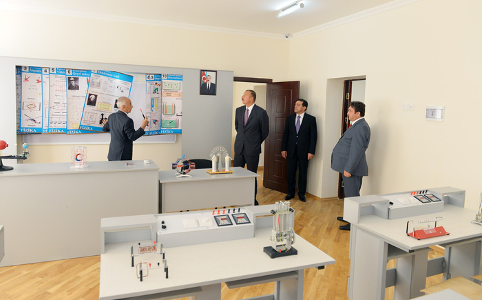 Prezident İlham Əliyev Binəqədi rayonundakı 115 nömrəli tam orta məktəbdə əsaslı təmir və yenidənqurma işlərindən sonrakı vəziyyətlə tanış olub - FOTO
