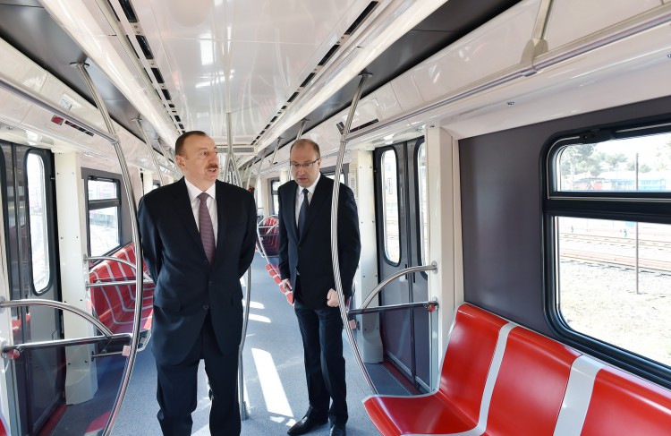 Prezident İlham Əliyev paytaxta gətirilən yeni metro qatarlarında yaradılan şəraitlə tanış oldu - FOTO