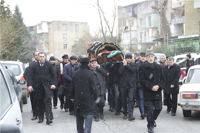 Çingiz Mustafayevin anası son mənzilə yola salındı - FOTO