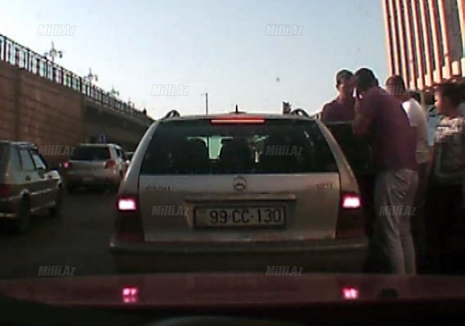 Bakıda qəzəbli yol polisi onu aldı, yerə çırpdı - VİDEO - FOTO