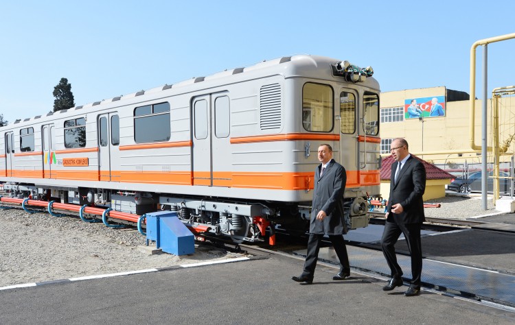 Prezident İlham Əliyev paytaxta gətirilən yeni metro qatarlarında yaradılan şəraitlə tanış oldu - FOTO