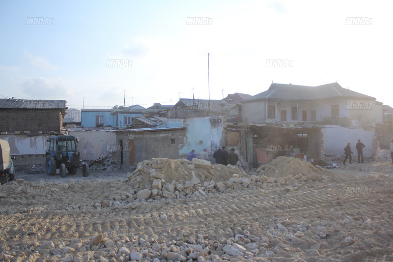 Bakıda böyük prospektin ətrafı sökülür - FOTO