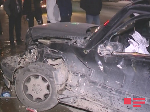 "KamAZ" "Mercedes"i əzdi, sonra evə girdi - FOTO