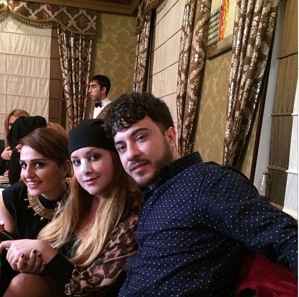 Azərbaycanlı müğənni şou əhlini mükafatlandırdı - FOTO