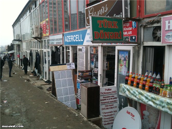 Bakıda ticarət mərkəzi sökülür - FOTO