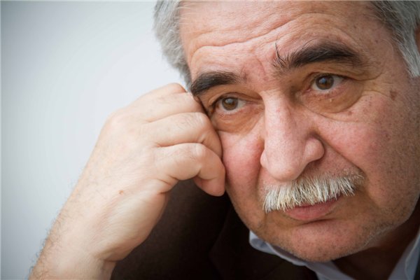 "Sehirli xalat"ın tanınmış siması: "Həmin kitab indiki planşetlərə çox bənzəyir" - FOTO