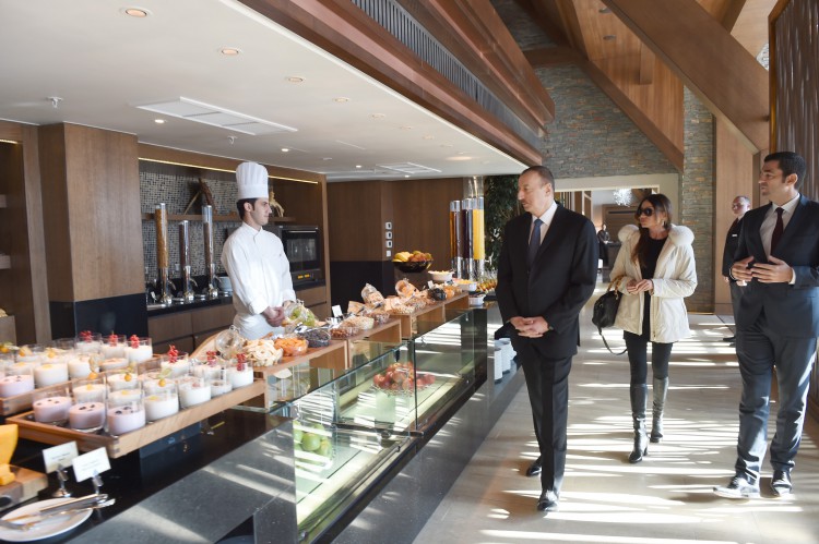 Prezident İlham Əliyev və xanımı Mehriban Əliyeva "Şahdağ" kompleksində "Park Chalet" oteli və 1 nömrəli kanat və xizək enişinin açılışında iştirak ediblər - YENİLƏNİB - FOTO