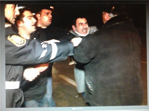 Nəqliyyat nazirliyinin işçisi jurnalistlərə hücum çəkdi - YENİLƏNİB - FOTO
