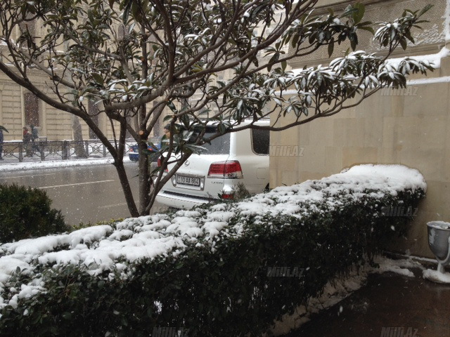 Bakı meri işə "cip"lə gəldi - FOTO